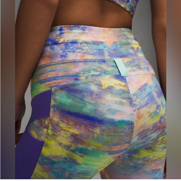 Lululemon Cargo Super-High-Rise Hiking Tight" - Picture 5 of 6